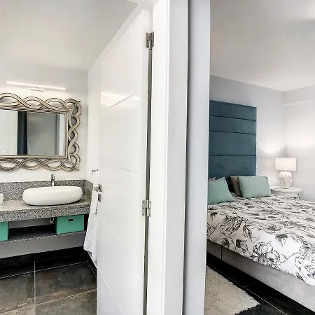 فيلة On The Wave By Lovelystay *